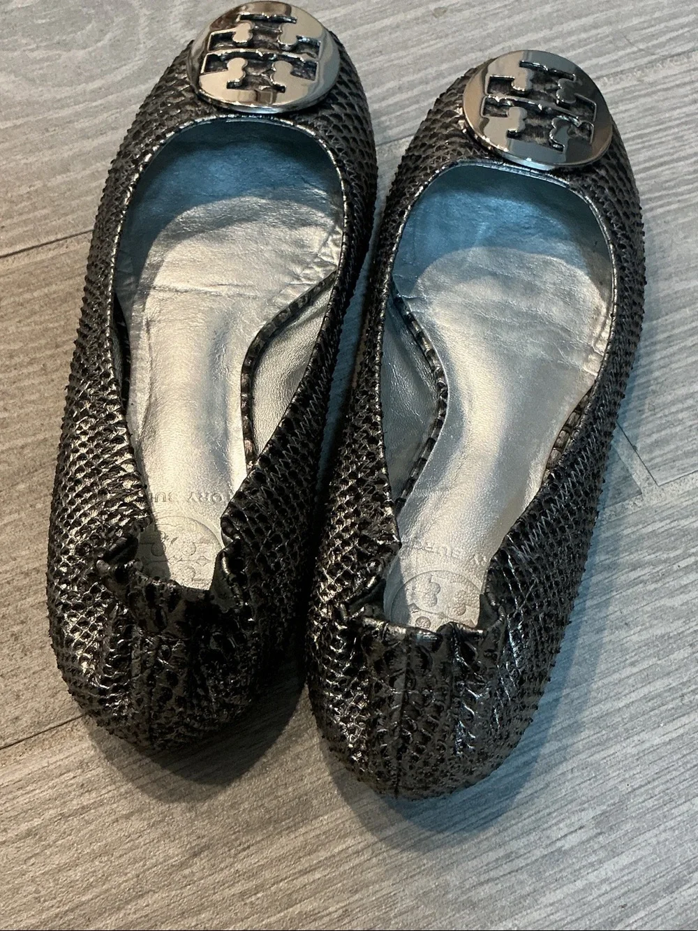 Tory Burch Reva Snakeskin Embossed Metallic Black Logo Ballet Flats Sz. 7.5M